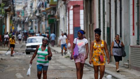 Personas caminan por una calle del centro este lunes en La Habana (Cuba), golpeada por los apagones.