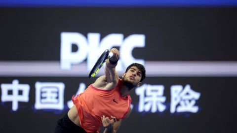 Carlos Alcaraz durante el partido ante Jannik Sinner en el China Open.