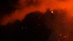 Edificios derrumbados y autos con la palabra "Press" estaban cubiertos de polvo y escombro, informaron varios medios de comunicación.