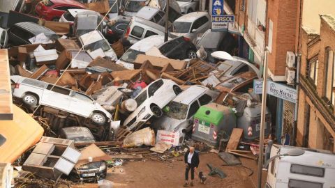 Más de 90 personas han muerto por las inundaciones y decenas continúan desaparecidos.
