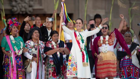 La presidenta de México, Claudia Sheinbaum, participa en la ceremonia de entrega del Bastón de Mando por parte de los representantes de los pueblos indígenas, este martes en Ciudad de México (México).