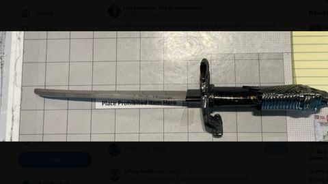 Espada samurái confiscada en aeropuerto LGA de Nueva York.