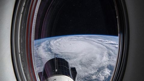 Fotografía capturada por el astronauta de la NASA Matthew Dominick desde la ventana del Dragon Endeavour mientras la Estación Espacial Internacional transitaba sobre el Golfo de México que muestra el ojo del huracán Milton.