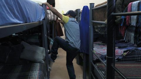 Un migrante permanece en el albergue 'Alabanzas al Rey', en espera de resolver su situación migratoria, este viernes en Ciudad Juárez, Chihuahua (México).