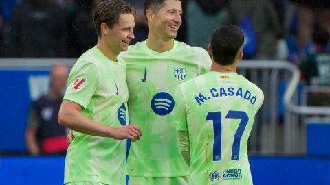 El delantero polaco del FC Barcelona Robert Lewandowski celebra uno de sus goles marcados ante el Alavés