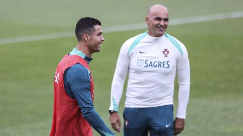 Cristiano Ronaldo y Roberto Martinez durante un entrenamiento de la selección portuguesa.