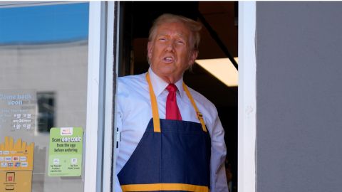 Donald Trump atendió a los clientes en el Drive Thru de McDonald's en Pensilvania.