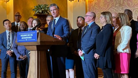 Gavin Newsom se unió a los legisladores en el Capitolio en Sacramento para firmar la ley.