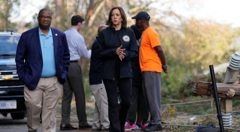 Kamala Harris recorrió calles de Augusta, junto al alcalde Garnett Johnson.
