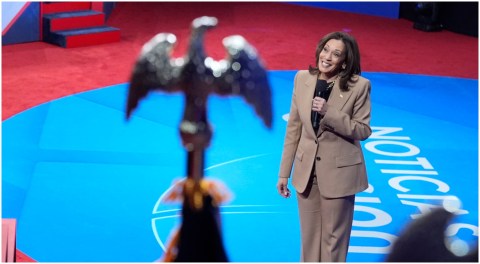 Kamala Harris se reunió con votantes latinos en Las Vegas.