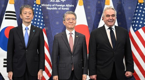 El primer viceministro de Asuntos Exteriores de Corea del Sur, Kim Hong-kyun, el viceministro de Asuntos Exteriores de Japón, Masataka Okano, y el subsecretario de Estado de Estados Unidos, Kurt Campbell.