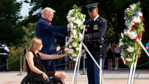 Al parecer, Donald Trump intentó hacer fotografías y videos en el cementerio de Arlington, lo cual está prohibido.