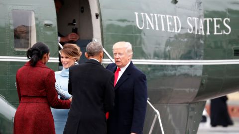 Los Obama y los Trump see saludan en ceremonia de inauguración del 2017