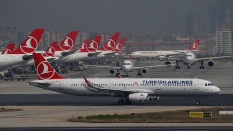 Avión de Turkish Airlines en aeropuerto de Estambul