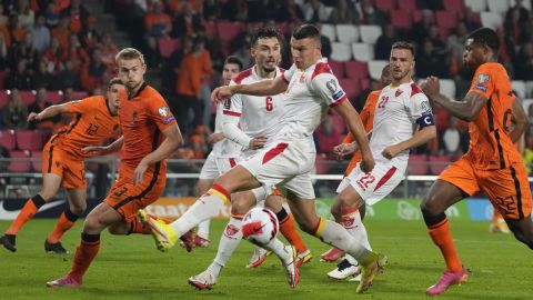 Milutin Osmajic durante un partido entre Montenegro y Países Bajos.