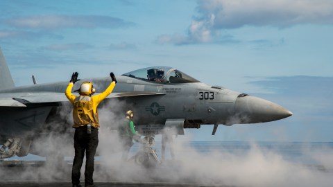 Encuentran restos del avión de la Marina de EE.UU. que se estrelló con dos tripulantes