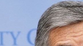 El canciller de México, Juan Ramón de la Fuente, y el excónsul general de México, Jorge Islas López.
