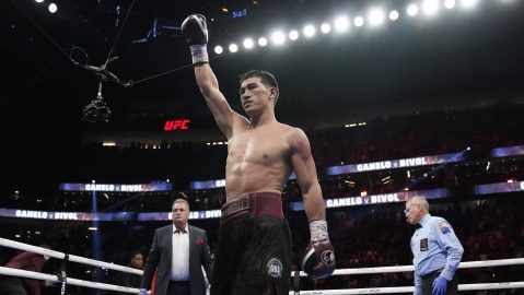 Dmitry Bivol tras vencer a Canelo Álvarez en 2022.