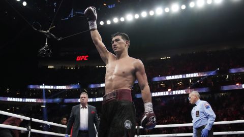 Dmitry Bivol tras vencer a Canelo Álvarez en 2022.