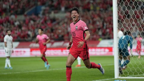 Hwang Ui-jo celebra un gol durante un partido entre Egipto y Corea del Sur.