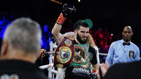 Artur Beterbiev campeón indiscutido tras derrotar a Dmitry Bivol en Riad