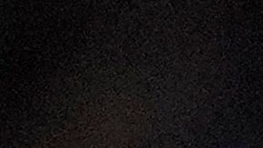 Raphinha (L) y Samuel Lino (R) disputan un balón durante un choque entre FC Barcelona y Atlético de Madrid.