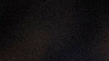 Raphinha (L) y Samuel Lino (R) disputan un balón durante un choque entre FC Barcelona y Atlético de Madrid.