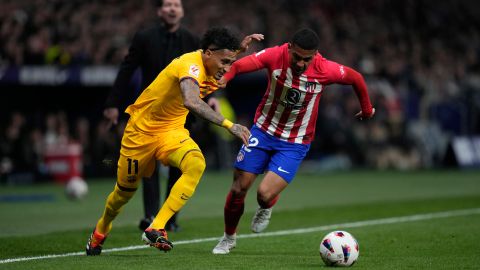 Raphinha (L) y Samuel Lino (R) disputan un balón durante un choque entre FC Barcelona y Atlético de Madrid.