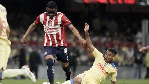 Gilberto Sepulveda y Jonathan dos Santos jugadores de Chivas y América. respectivamente.