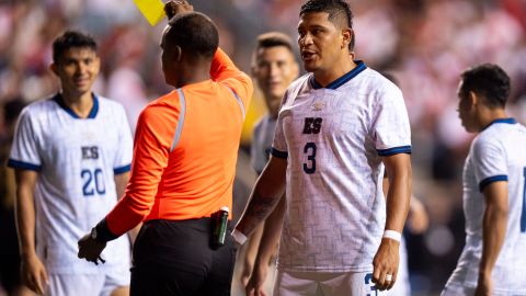 Los jugadores de El Salvador terminaron cayendo en una de las últimas jugadas del duelo.