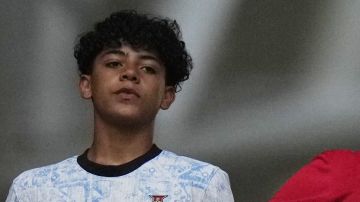 Cristiano Ronaldo Jr. ve un partido de su padre durante la Eurocopa 2024.