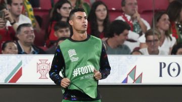 Cristiano Ronaldo calentando durante un partido con Portugal.