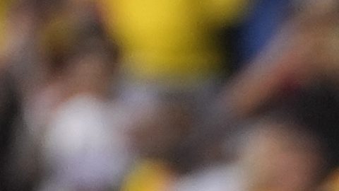 James Rodriguez cobra un penalti en el partido de la fecha 8 de Eliminatorias Sudamericanas ante Argentina.