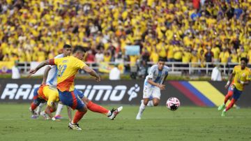 James Rodriguez cobra un penalti en el partido de la fecha 8 de Eliminatorias Sudamericanas ante Argentina.