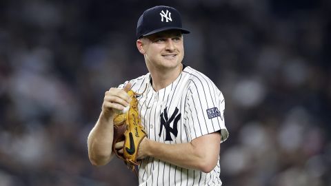 Clarke Schmidt durante una apertura ante Boston Red Sox.