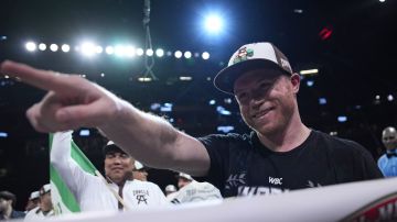 Canelo Álvarez celebra tras derrotar a Édgar Berlanga.