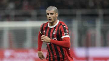 Álvaro Morata durante un partido entre el AC Milan y el Lecce.