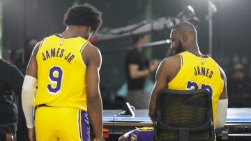 LeBron James y Bronny James durante el media day de la NBA.