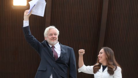 El fundador de Wikileaks, Julian Assange, y su esposa Stella Assange levantan los brazos a su llegada al Consejo de Europa.