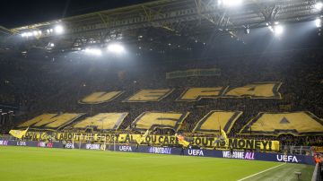 "UEFA mafia": Fans del Borussia Dortmund protestan con gigantesca pancarta