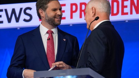 Tim Walz y J.D. Vance durante debate en CBS