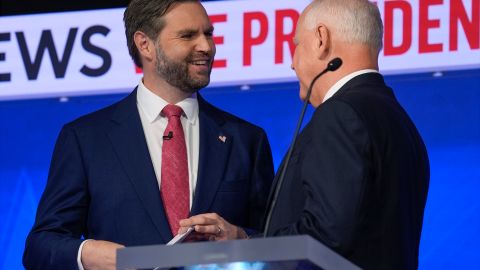 Tim Walz y J.D. Vance durante debate en CBS