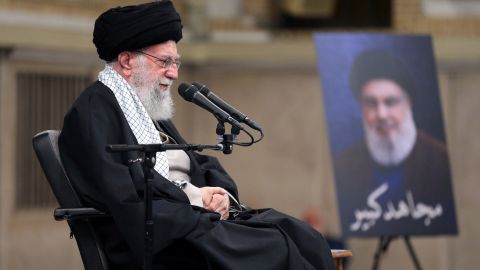 El líder supremo, el ayatolá Ali Khamenei, escucha a un orador en una reunión en Teherán.