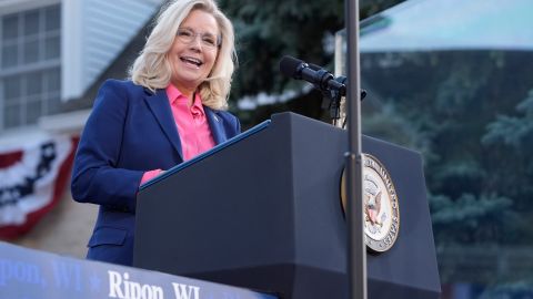 La excongresista Liz Cheney, republicana por Wyoming, habla en un evento de campaña para la candidata presidencial demócrata a la vicepresidencia, Kamala Harris.