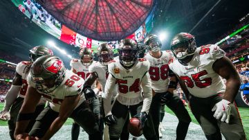 Jugadores de Tampa Bay Buccaneers celebran una intercepción durante un choque ante Atlanta Falcons.