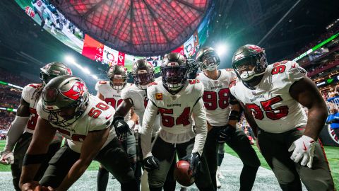 Jugadores de Tampa Bay Buccaneers celebran una intercepción durante un choque ante Atlanta Falcons.