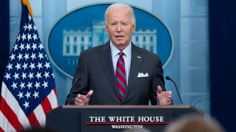 El presidente Joe Biden habla en la rueda de prensa diaria en la Casa Blanca, en Washington.