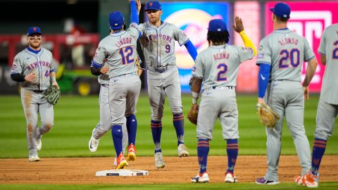 Jugadores de Mets celebran tras vencer a Phillies en el Juego 1 de la Serie Divisional.