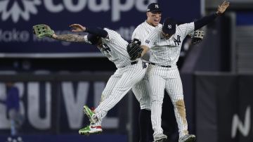 Jardineros de Yankees celebran el triunfo ante Royals.