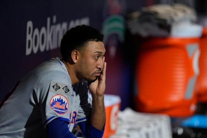 Edwin Díaz lucía frustrado en el dugout tras desperdiciar ventaja de Mets.